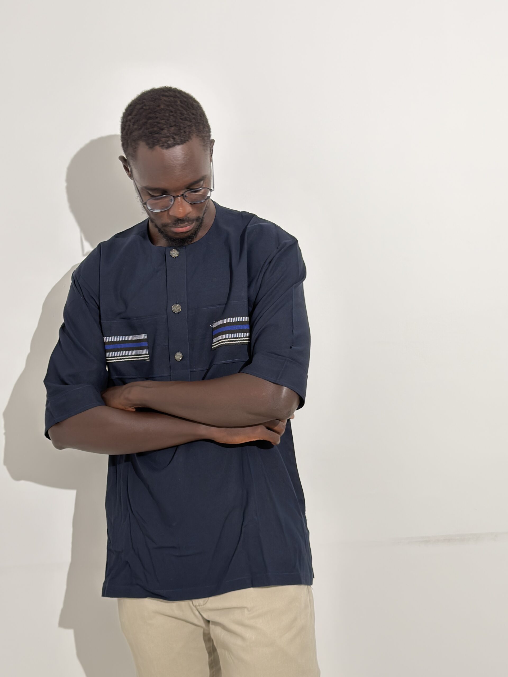 Chemise africaine d'été MAAM Shop lin - Porto-Novo - Bleu nuit – Image 3